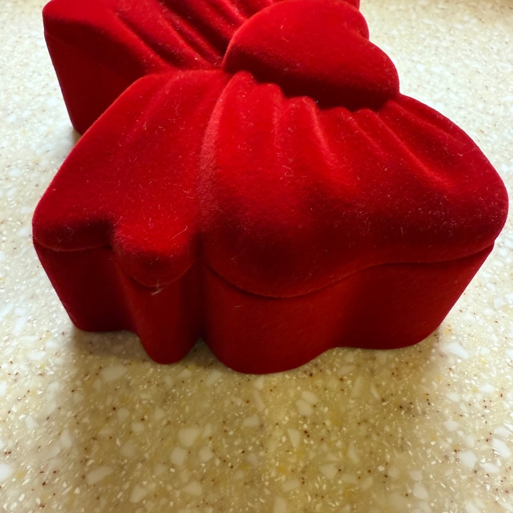 Elegant Red Velvet Bow-Shaped Hinged Small Jewelry Box with Heart NEW - Picture 6 of 11